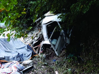 Acidente com caminhão deixa um morto e um ferido em Miguel Pereira, RJ