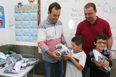 ANDRÉ PORTUGUÊS ACOMPANHA ENTREGA DOS KITS ESCOLARES DE 2019