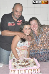 MARIA CLARA ÁVILA COMEMORA ANIVERSÁRIO CERCADA DE AMIGOS