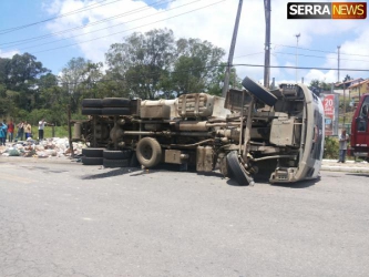 Caminhão de lixo "tomba" na entrada de Gov. Portela