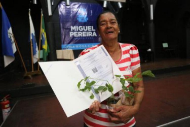 PREFEITO ANDRÉ PORTUGUÊS ENTREGA 26 TÍTULOS DE PROPRIEDADE NO DIA DO TRABALHADOR, 1º DE MAIO