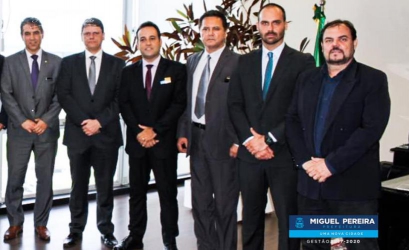 PREFEITO ANDRÉ PORTUGUÊS SE REÚNE COM MINISTRO TARCÍSIO GOMES E O DEPUTADO FEDERAL EDUARDO BOLSONARO