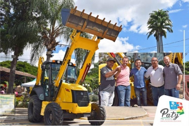 PREFEITO JUNINHO ADQUIRE NOVA RETROESCAVADEIRA PARA PATY