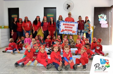 ALUNOS DA CRECHE DE ARCOZELO APRENDEM SOBRE A VIDA DOS BOMBEIROS