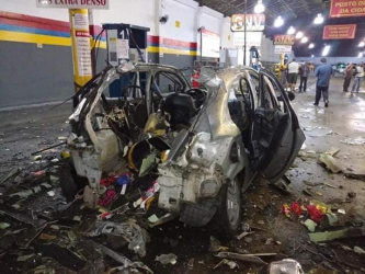 CARRO EXPLODE EM POSTO À GÁS DA PRAÇA DA BANDEIRA, NO RIO DE JANEIRO
