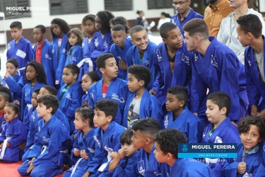 PREFEITURA DE MIGUEL PEREIRA ENTREGA KIMONOS AOS ALUNOS DE JIU JITSU