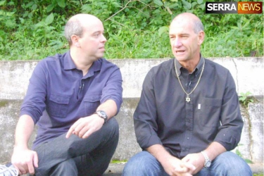 Vítor do Flamengo recebe a equipe do Globo Esporte em Gov. Portela