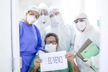 Prefeitura de Miguel Pereira celebra alta de pacientes recuperados de coronavírus no CTI.