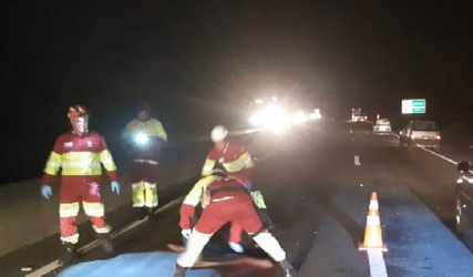 HOMEM MORRE APÓS SER ATROPELADO NA VIA DUTRA, EM BARRA MANSA