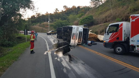 CARRETA TOMBA E INTERDITA TOTALMENTE TRECHO DA BR-393, EM BARRA DO PIRAÍ