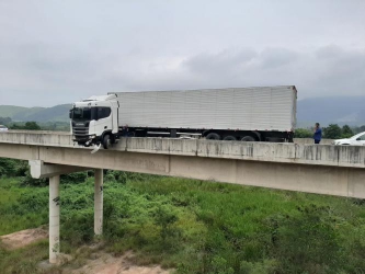 ACIDENTE NO ARCO METROPOLITANO