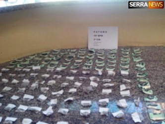 Homem é preso com 163 sacolés de drogas em Miguel Pereira, RJ