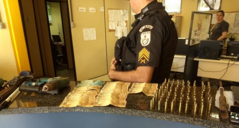 JOVEM QUE FABRICAVA RÉPLICAS DE ARMAS PARA FACÇÃO CRIMINOSA É PRESO EM VALENÇA