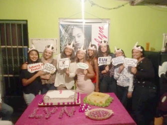 EVELYN COMEMORA SEUS 16 ANOS