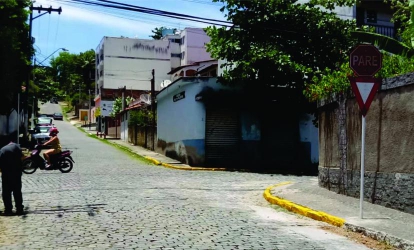 DEPARTAMENTO MUNICIPAL DE TRÂNSITO REALIZA REPAROS POR TODA A CIDADE DE VASSOURAS