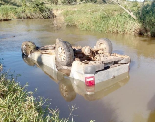 Carro capota, cai em rio e mata duas pessoas em Valença