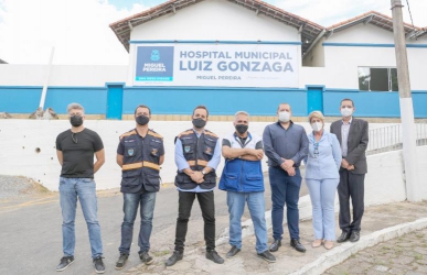 Prefeito André Português recebe a visita do Secretário de Estado de Saúde, Carlos Chaves.