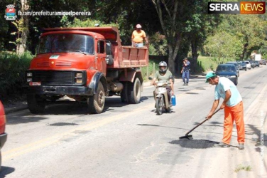 Operação tapa-buraco beneficia motoristas usuários da RJ 125 no trecho Portela - Centro