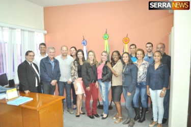 Prefeito Rachid Elmor  dá posse aos novos agentes comunitários concursados